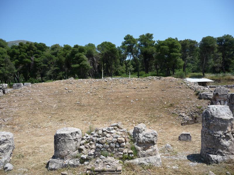 P1000438.JPG -   Die Freiflche in Epidaurus mal ohne Kamille. (Da ist Franziskus aber froh, denn vor zwei Jahren hat ihn die selbe dort mal bs in die Knie gezwungen...)  