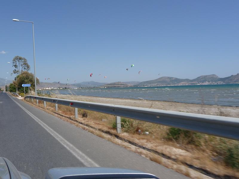 P1000963.JPG -   Auf dem Weg nach Nafplio: Jede Menge Kite-Surfer  