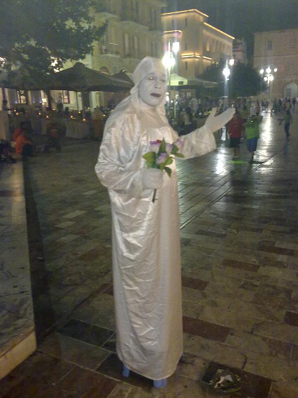 12052012189.jpg -   Nafplio: Ein Pantomime auf der Plaka  