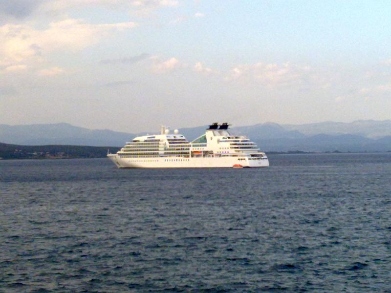 13052012191.jpg -   Gythion: Ein Kreuzfahrtschiff (man beachte den Tender rechts)  