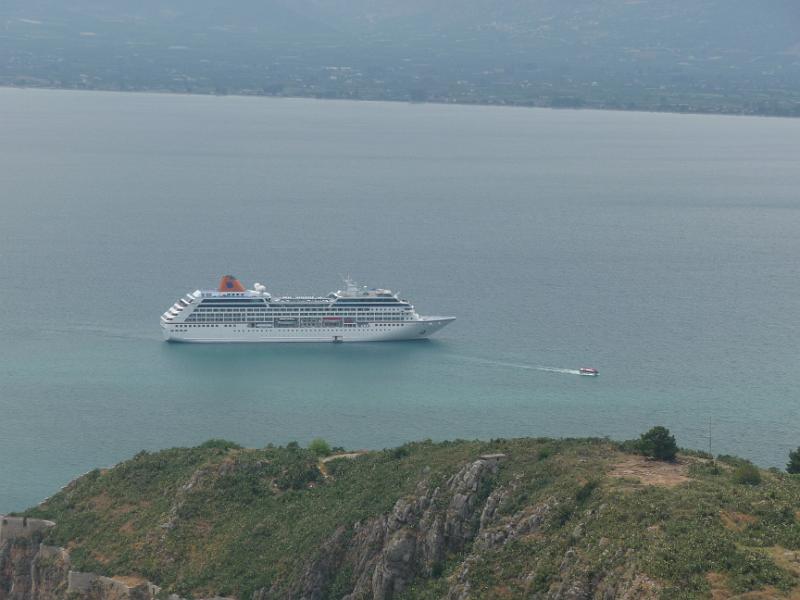 P1010741.JPG -   Nafplio: Traumschiff vor Anker  