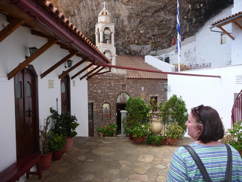 P1010761.JPG -   Kloster Elonis: Jetzt geht nur noch der Klosterhof  