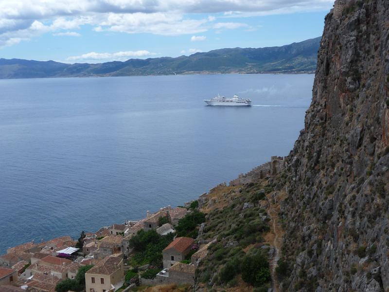 P1010824.JPG -   Monemvassia: Am nchsten Tag sehen wir ein kleines Kreuzfahrtschiff  