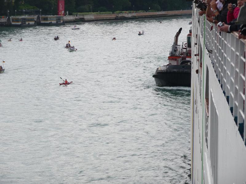 P1010916.JPG -   Venedig: und durch das Getmmel fhrt unser Riesenpott (aber am Haken von Schleppern)  