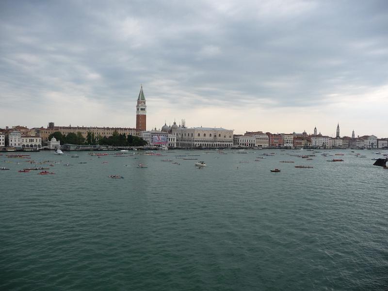 P1010919.JPG -   Venedig: Ruderer berall  